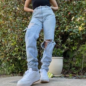 BDG HIGH RISE LIGHT WASH DISTRESSED RIPPED MOM JEANS size 24